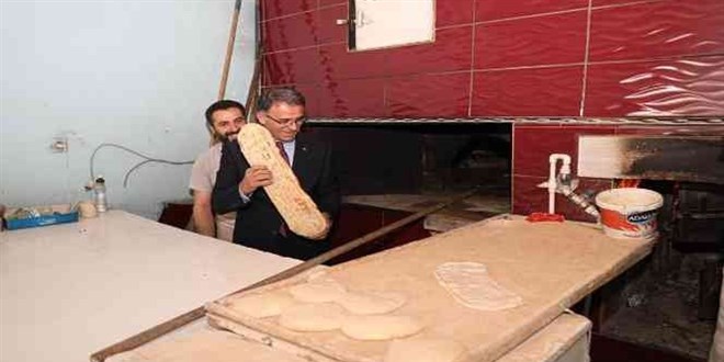 Vali, ziyaret sırasında uğradığı fırınında ekmek pişirdi