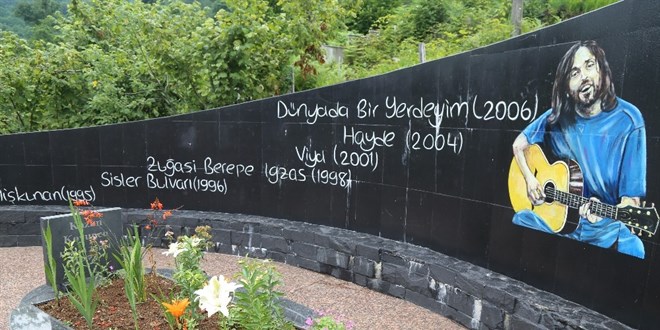 Sanatçı Kazım Koyuncu vefatının 17. yılında mezarı başında anıldı