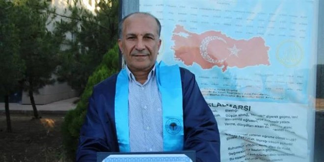 Eğitim engel tanımıyor, 60 yaşında mezun oldu