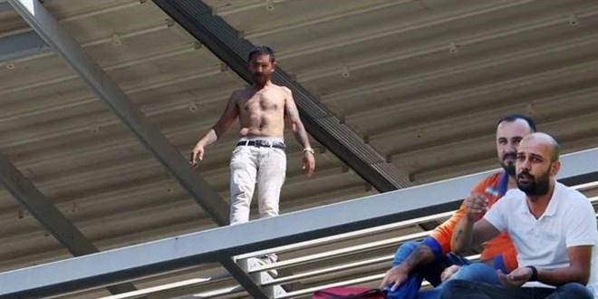İntihar girişimini çekirdek çitleyerek izlediler