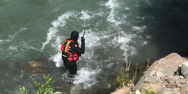 Müküs Çayı'nda kaybolan hemşireye ulaşılmaya çalışılıyor