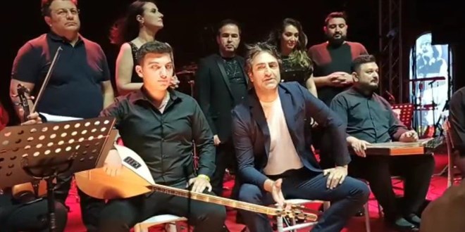 Polis ses sistemini kapattı, Mahsun Kırmızıgül çıplak sesle konser verdi