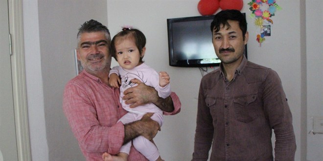 Düşerken apartman görevlisine çarparak ölümden dönen bebek taburcu oldu