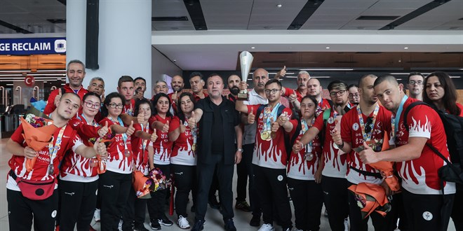 Dünya şampiyonu olan Özel Sporcular Down Atletizm Milli Takımı, yurda döndü