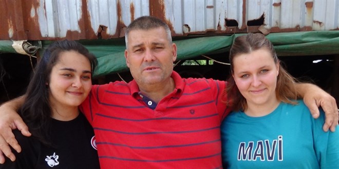 İki kız kardeş baba mesleği hayvancılığı devam ettiriyor