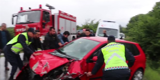 Bolu'da iki otomobilin çarpıştığı kazada 5 kişi yaralandı