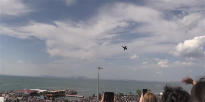 SOLOTÜRK, Yalova'da gösteri uçuşu yaptı
