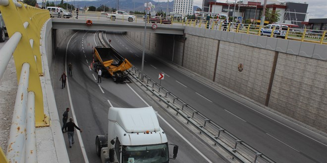 Konya'da üst geçide çarpan tırın damperinin kopması trafiği aksattı