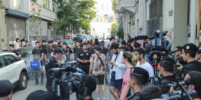 Beyoğlu'nda izinsiz yürüyüş yapmak isteyen gruba polis müdahale etti