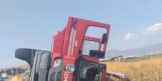 İzmir'de göreve giden itfaiye aracının devrilmesi sonucu 3 personel yaralandı