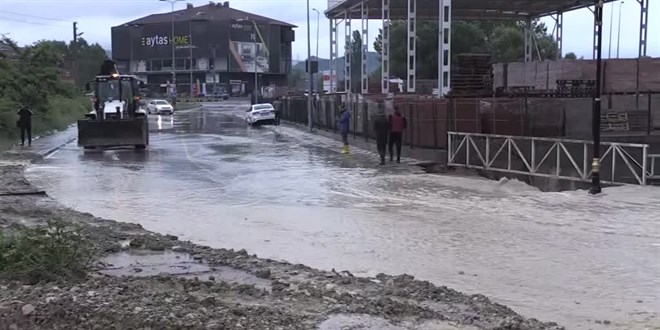 Bartın'da sağanak nedeniyle bazı evlerin bodrum katını su bastı, ulaşım aksadı