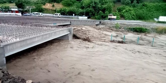 Kastamonu'da 2 köprü çöktü! Esnafa uyarı: Dükkan açmayın!