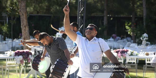 Kahramanmaraş'ta iki aile arasındaki husumetin bitmesi davul zurnayla kutlandı