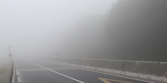 Bolu Dağı'nda sis nedeniyle görüş mesafesi 30 metreye kadar düştü