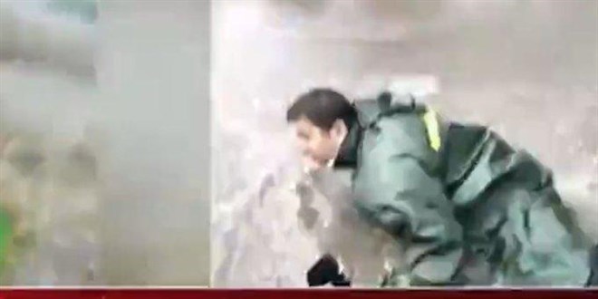 Zonguldak'ta sel haberi sunan muhabir açık rögara düştü!