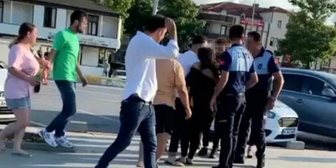 Zabıtaya tekme tokat saldırdılar