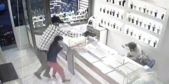 Kuyumcuyu bacaklarından vurup, yarım kilo altınla kaçtılar