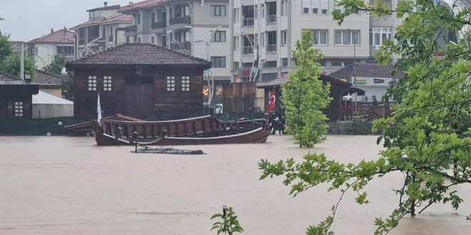 Bartın'da ırmak taştı, şehir merkezi sular altında kaldı