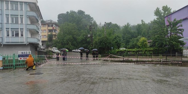 Zonguldak'ta iki mahalleyi bağlayan köprü ulaşıma kapandı
