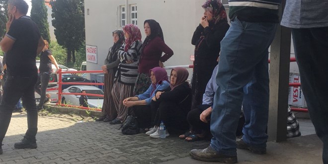 D�zce'de �elik borular�n aras�nda s�k��an i��i hastanede hayat�n� kaybetti