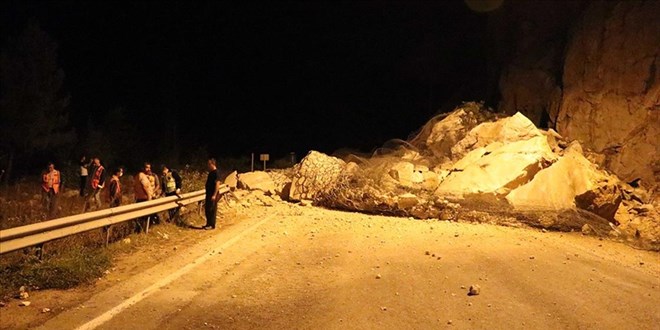 Karabk-Zonguldak kara yolu heyelan nedeniyle trafie kapand