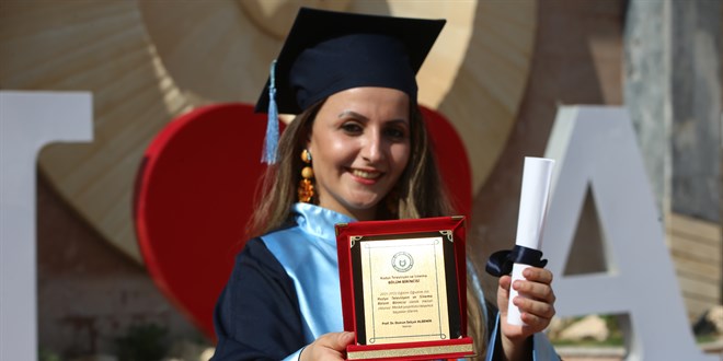 Kovid-19 i�in mesle�ine d�nen Ayd�nl� hem�ire, ikinci �niversitesini birincilikle bitirdi