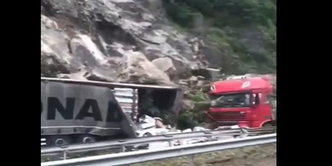 Artvin'de yoldan geçen tırların üzerine heyelan: 1 ölü 1 yaralı