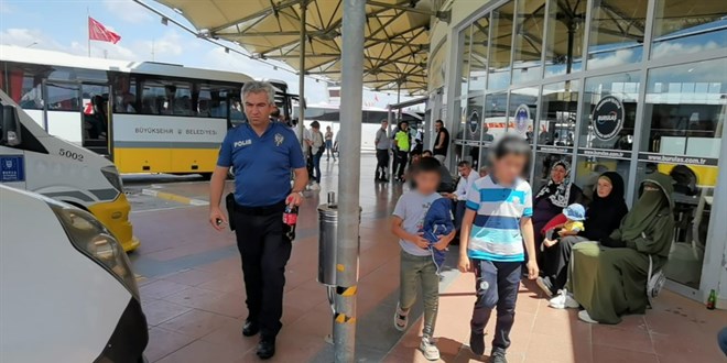 Üvey babasından kaçan 2 çocuk şehirler arası otobüste yakalandı
