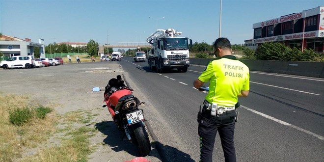 Tayini çıkan uzman çavuş devrilen motosikletle 50 metre sürüklendi