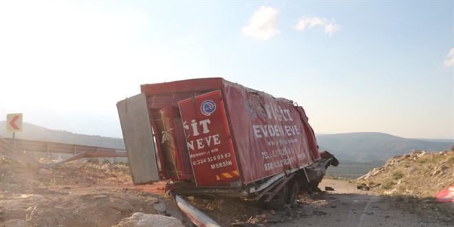 Mersin'de ev eşyası taşıyan kamyon devrildi, 4 kişi öldü