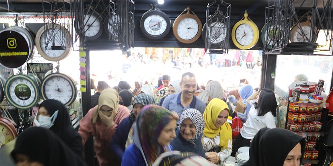 Züccaciye mağazasının açılışında izdiham