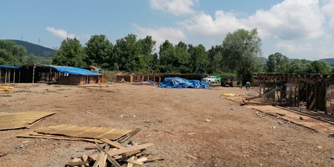 Selde 56 köpeğin öldüğü ruhsatsız barınak yıkıldı