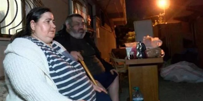 İstediği zammı alamayınca engelli kiracısını eşyalarıyla kapının önüne koydu