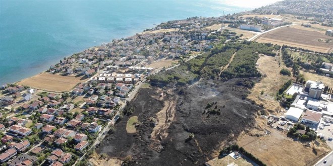 Silivri'de yangın çıktı, yüzlerce dönümlük arazi kül oldu