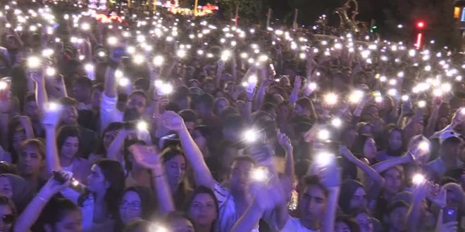 AK Parti Genel Başkanvekili Binali Yıldırım, konserde seyirciyle türkü söyledi