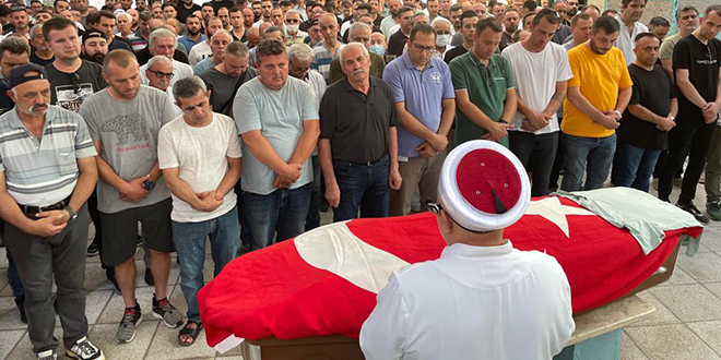 Boğulma tehlikesi geçirenleri kurtarmaya çalışırken boğuldu