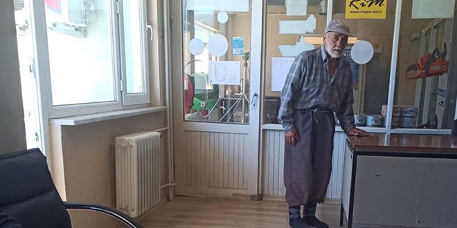'Yerler kirlenmesin' diye çamurlu ayakkabılarını kooperatife girerken çıkardı