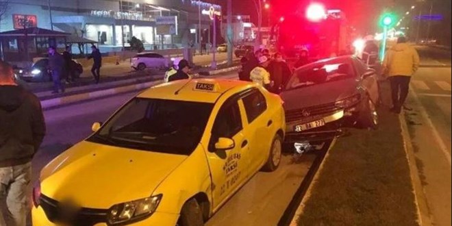 Alkollü yolcu taksi şoförünü ısırdı, darbetti, aracına binip kaza yaptı