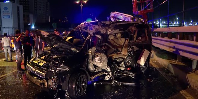 Bayrampaşa'da viyadükte meydana gelen kazada 2 kişi öldü, 5 kişi yaralandı