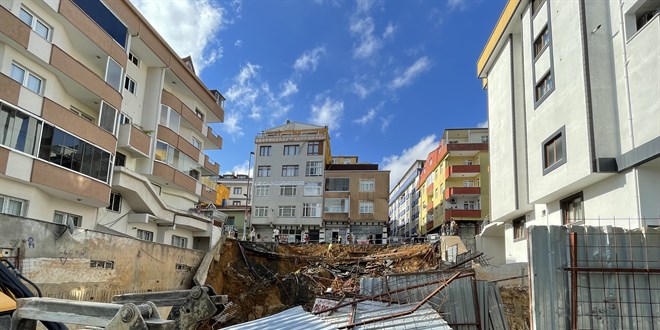Üsküdar'da istinat duvarı çöktü, 3 bina tahliye edildi