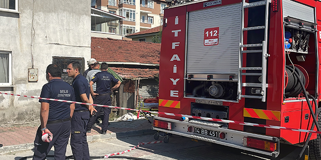 Evde çıkan yangında elbisesi tutuşan kadın öldü