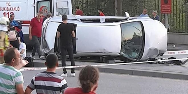 Ankara'da otomobil otobüs durağına daldı: 6 yaralı