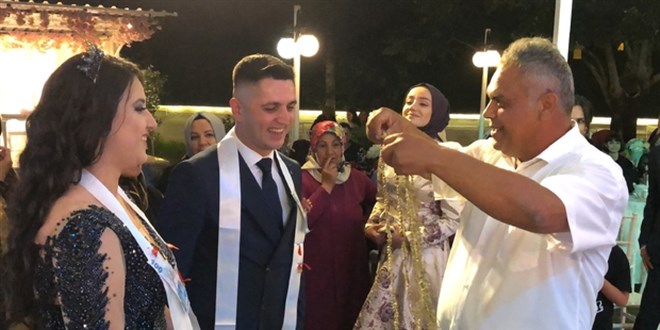 O ilde düğünlerde 'gram altın' yerine 'bamya' takılıyor