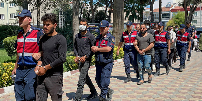 Manisa'da 'yol verme' kavgasında gözaltına alınan 8 kişi tutuklandı