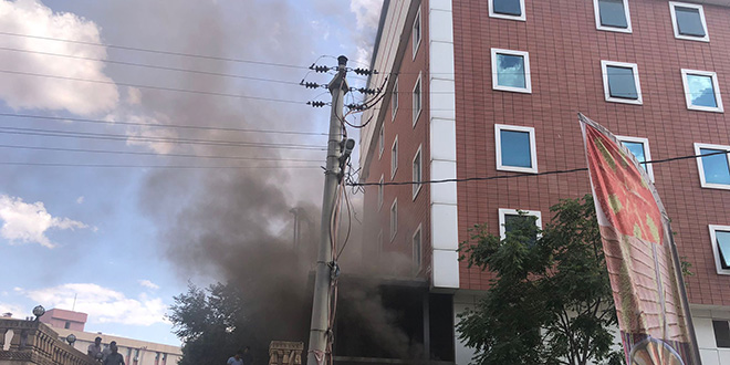 Özel hastanenin yanındaki trafo patladı, hastalar tahliye edildi