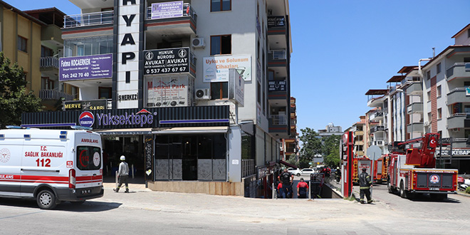 Yangın sırasında iş merkezinin penceresinden atlayan avukat yaralandı