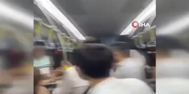 Metrobüste genç kadının fotoğrafını çekti, fark edilince 'Tamam sileceğim' dedi