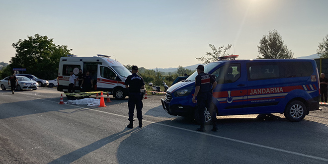 Otomobilin �arpt��� motosikletin s�r�c�s� emekli ��retmen hayat�n� kaybetti