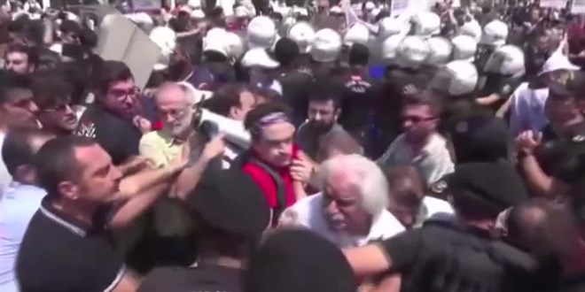 Sağlık çalışanları eyleminde polise tokat atan astsubay tutuklandı