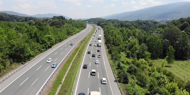 Bayram tatili iin yola kanlar Sakarya'da younluk oluturdu